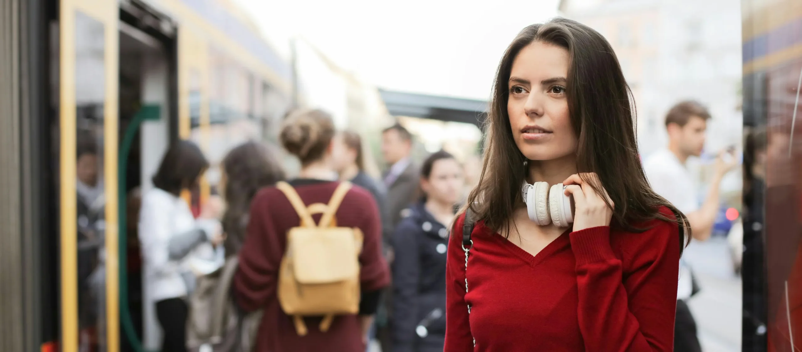 Eine Schülerin wartet auf die nächste Abfahrt.