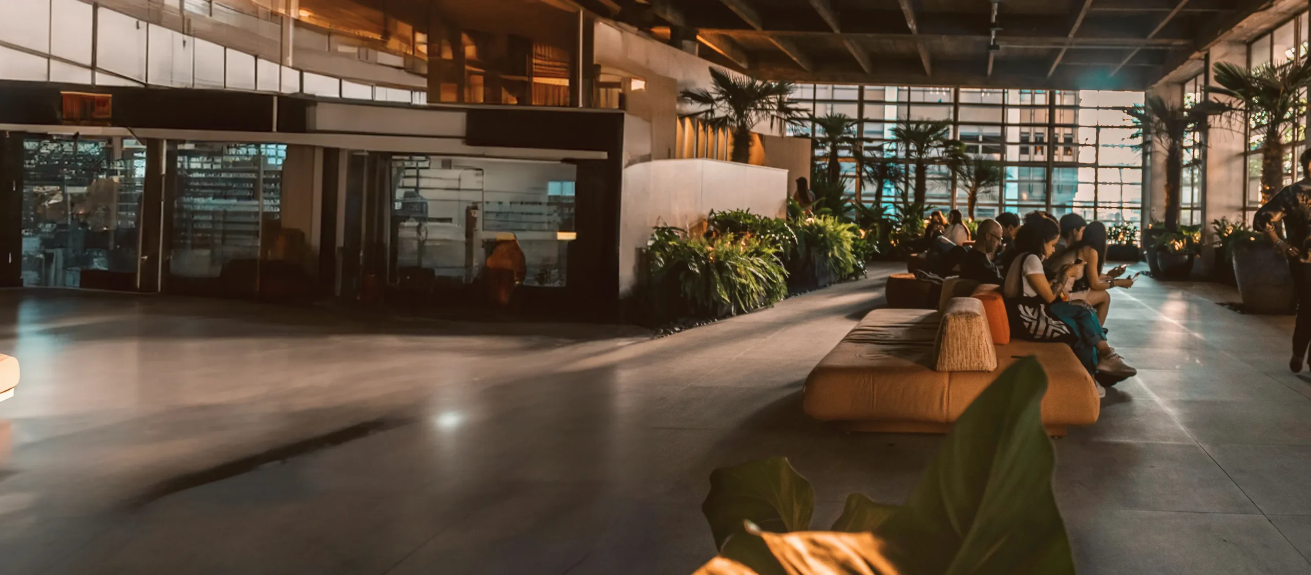 Studenten warten am Flughafen vor ihrer Studienreise.