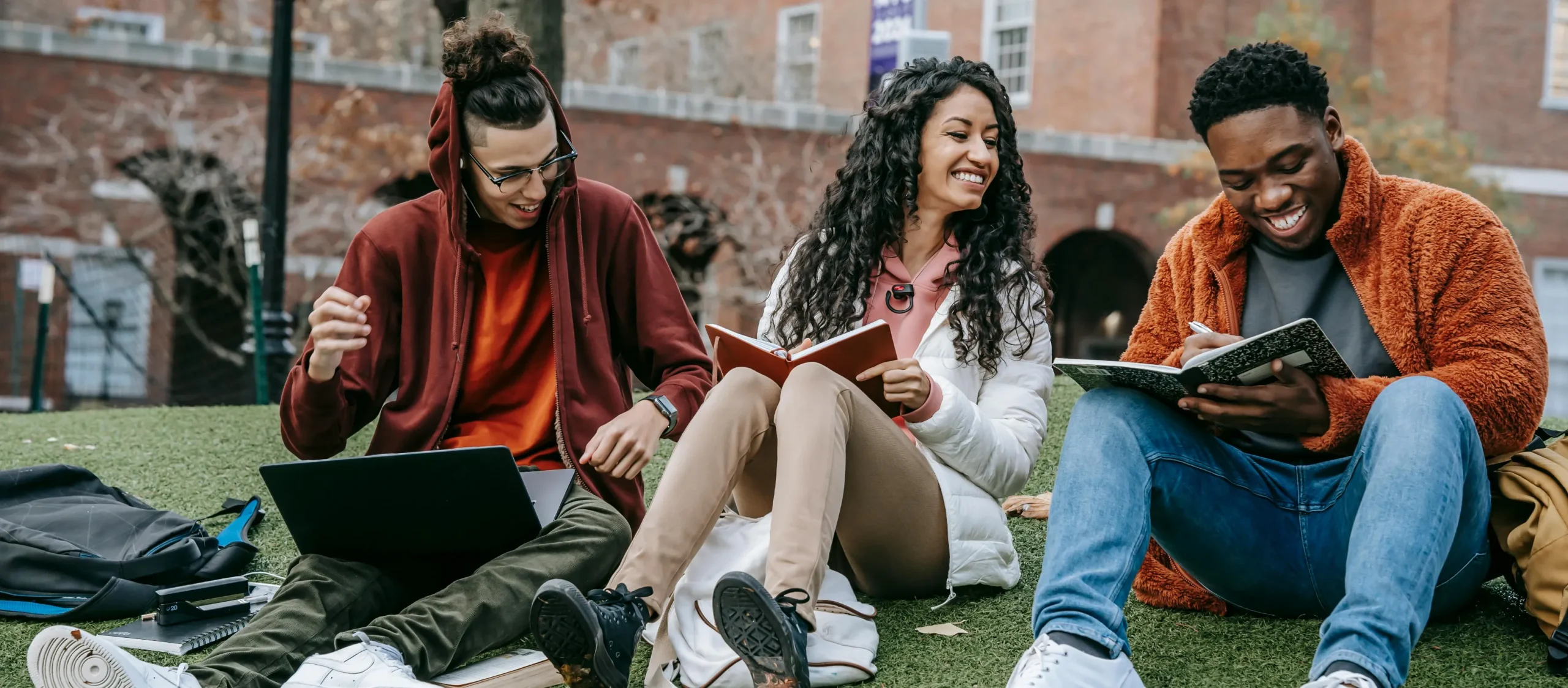 Studenten lernen auf einem Universitätscampus für ihre Vorlesungen.