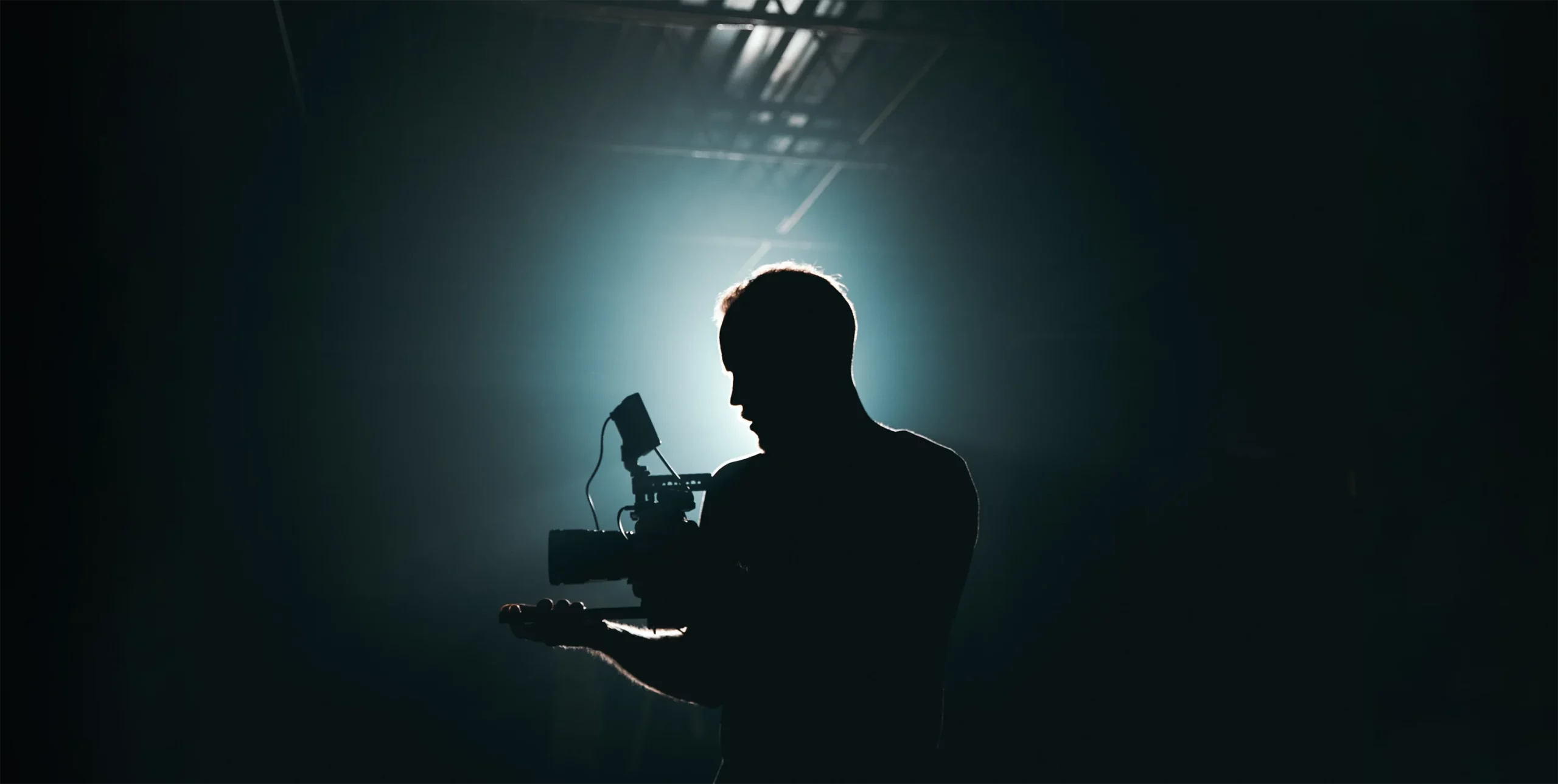 Ein Kameramann bei Dreharbeiten.