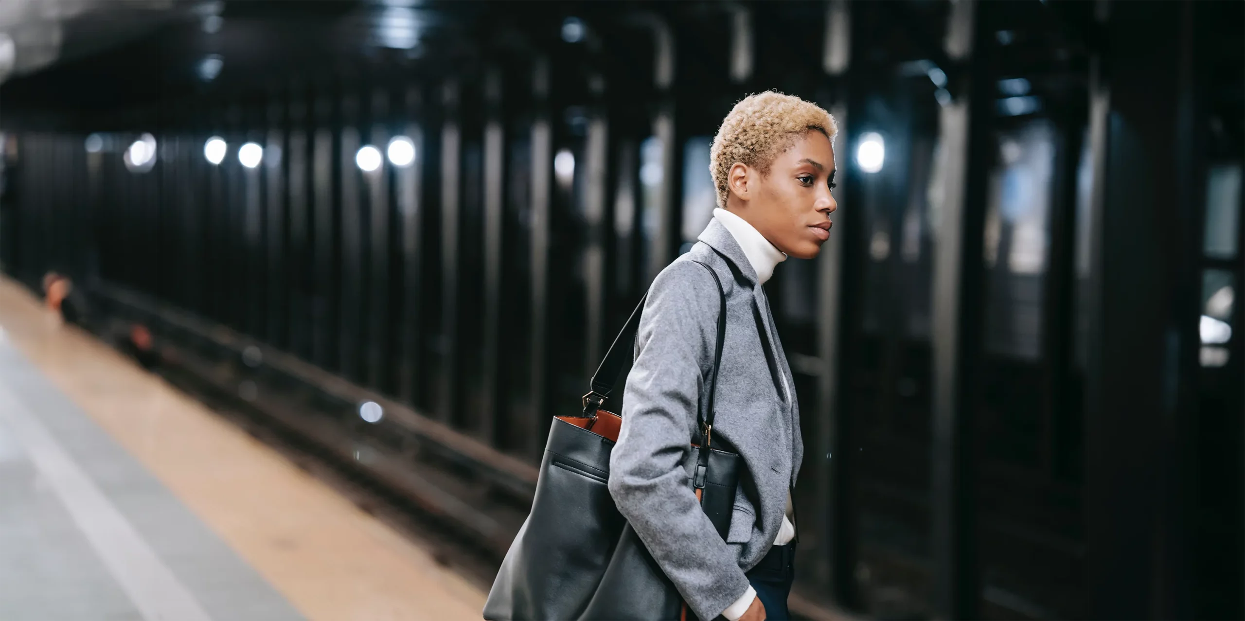Eine Frau wartet in einer U-Bahn-Station.