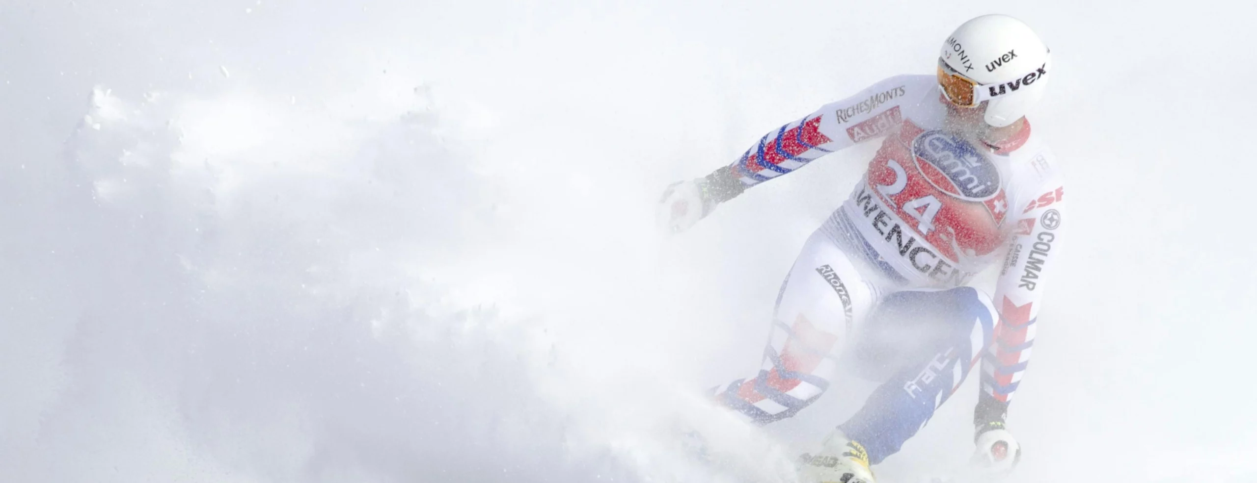 Un skieur dans une compétition de ski.