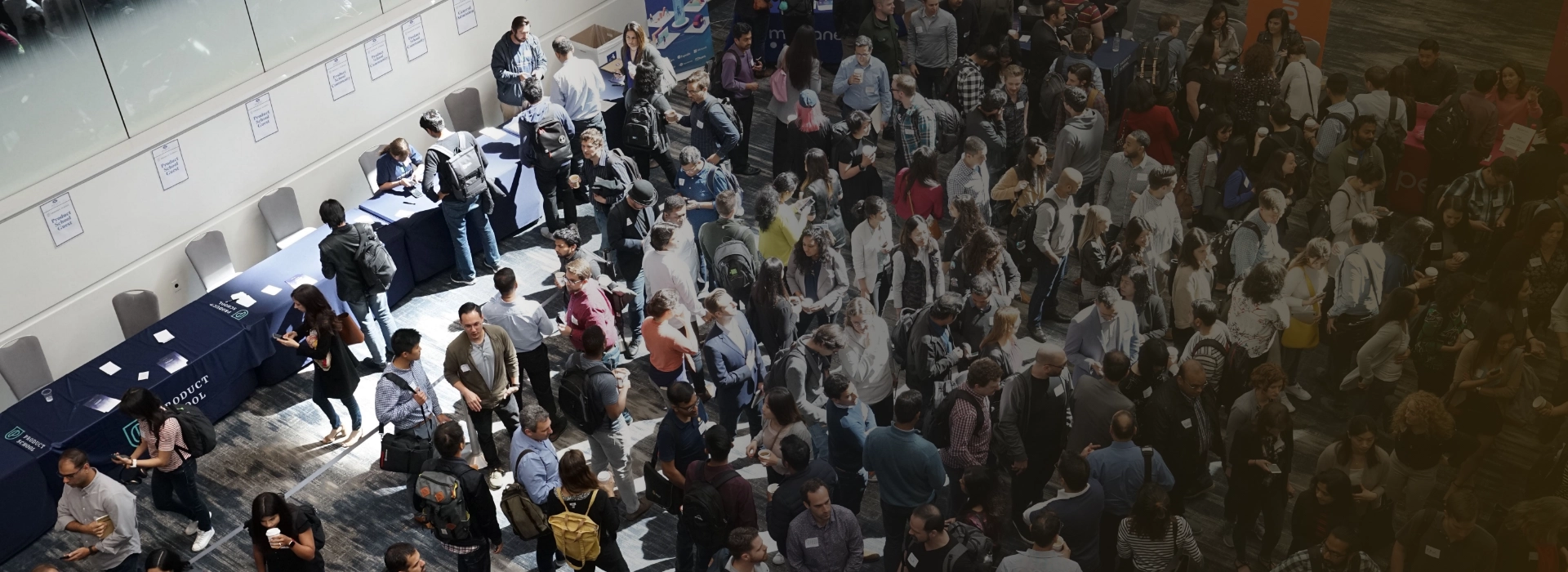 Eine Menschenmenge auf einer Fachmesse