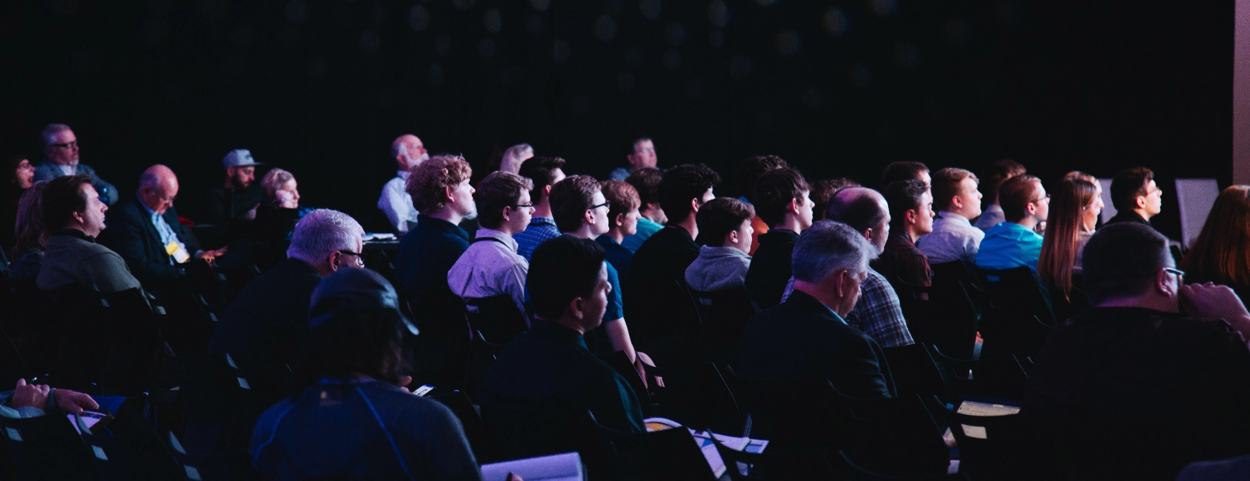 Gruppe, die an einer Fachkonferenz teilnimmt