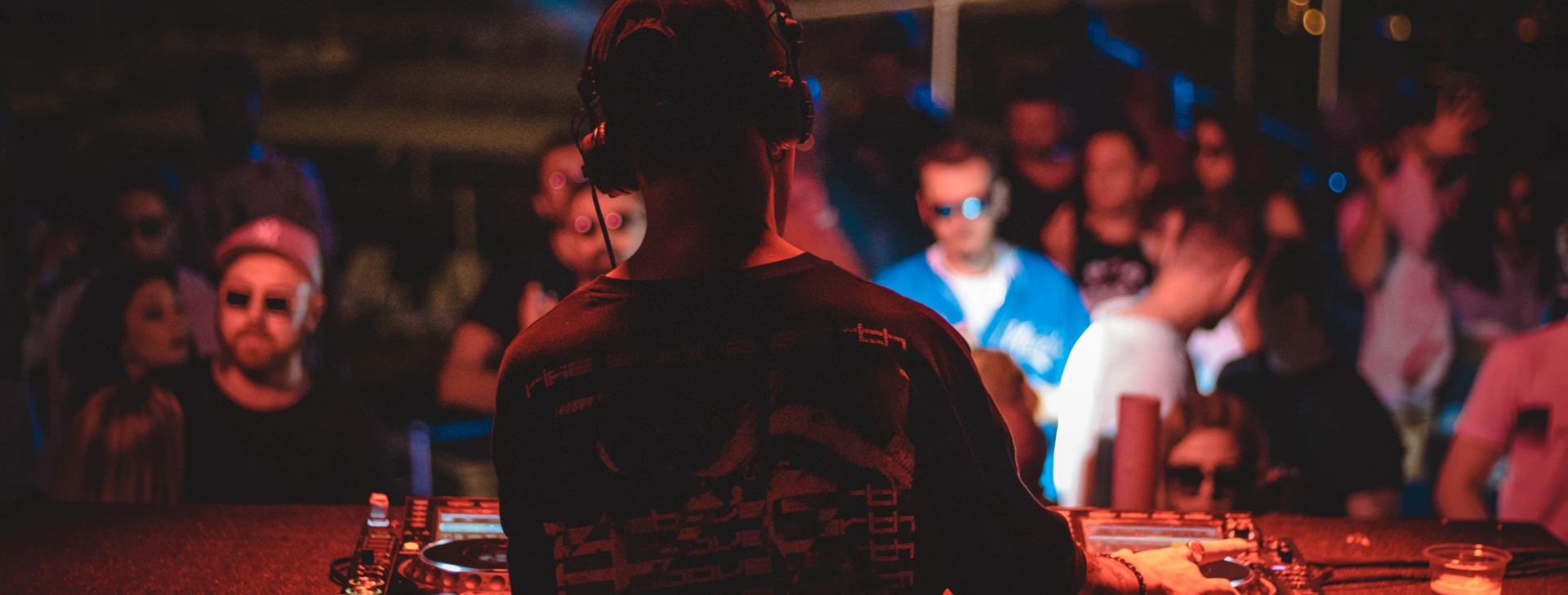 Dj-Mann, der auf Partys auflegt